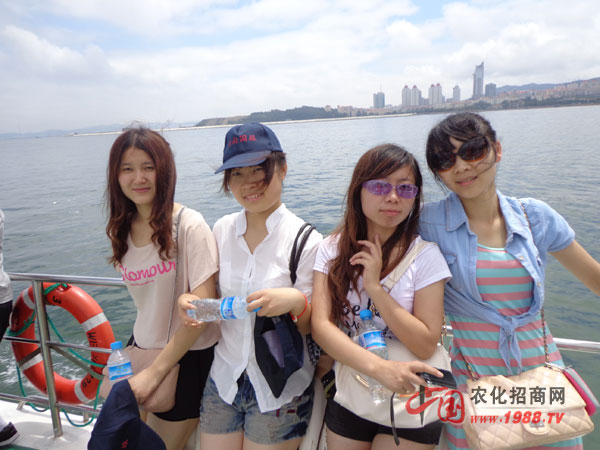 吹著愜意的海風(fēng)駛向劉公島