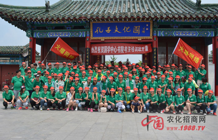 身登泰山頂 腳下萬(wàn)重山