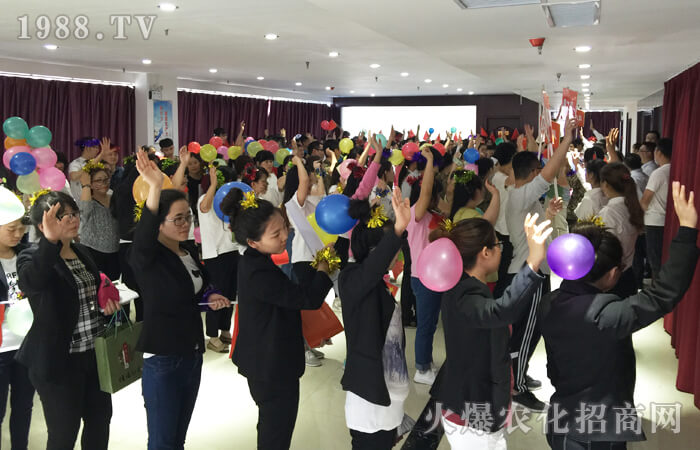“堅(jiān)硬”的社會(huì)容不下眼淚