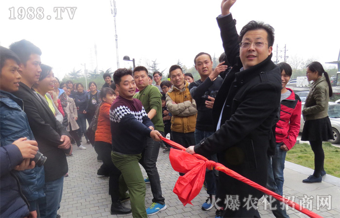 心懷感恩,腳踏實(shí)地的理想主義者