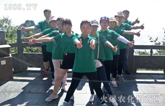 白云山下望白云,白云山上賞白云