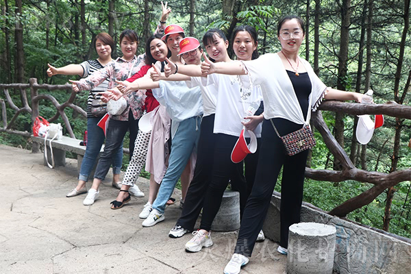 胸懷夢想、學(xué)會感恩、團結(jié)互助、才能走得更遠