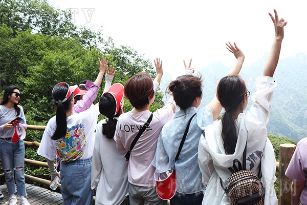 胸懷夢想、學(xué)會感恩、團結(jié)互助、才能走得更遠