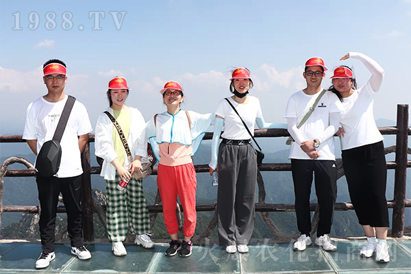 胸懷夢想、學(xué)會感恩、團結(jié)互助、才能走得更遠