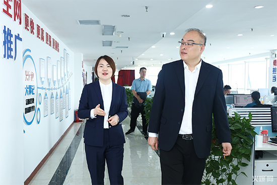 張妍俏女士為王總講解火爆網(wǎng)發(fā)展歷程